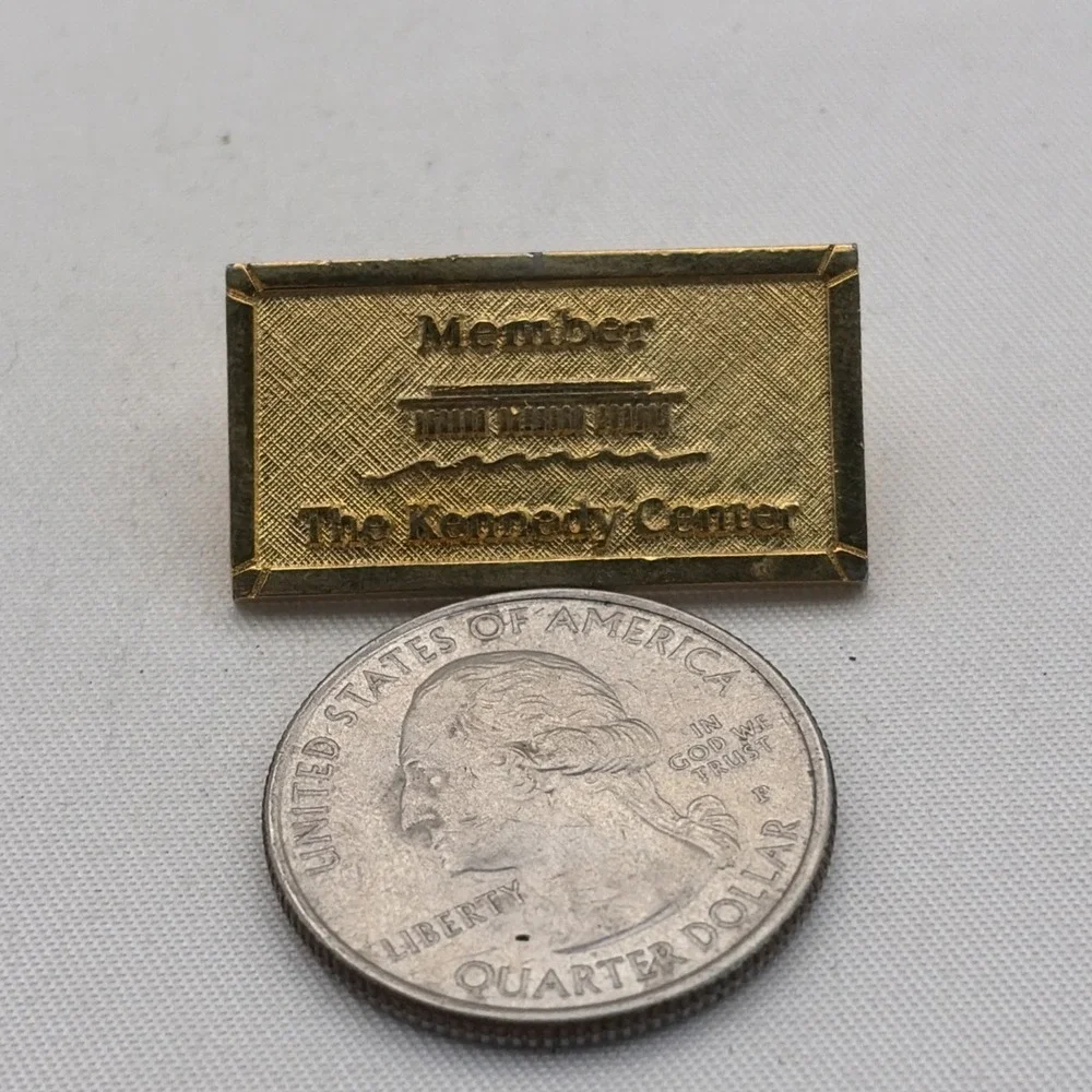The Kennedy Center Member Washington DC Gold Tone Lapel Hat Pin